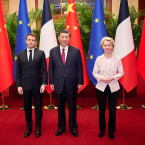 Emmanuel Macron, Si Ťin-pching a Ursula von der Leyen. Co se zdálo možná ještě před nějakou dobu jako těžko uvěřitelné, je dnes realitou