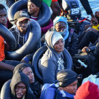 Tito migranti ze subsaharské Afriky v provizorním člunu měli štěstí, zachránili je tuniští záchranáři