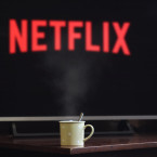 Platforma Netflix stále vykazuje vysoký zisk. Přesto hledá, jak vydělat více