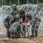 Polští vojáci s posvěcením EU vytvářejí bariéry