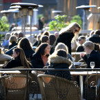 Švédové se ještě na konci března scházeli bezstarostně v otevřených restauracích