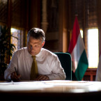 Premiér Viktor Orbán upevňuje svoji totalitní moc