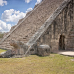Pyramida Kukulkána (Opeřeného hada) byla Španěly nazývaná El Castillo