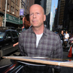 Bruce Willis se koronaviru nebojí, alespoň to dokazuje snímek, který učinil jeden bystrý paparazzi