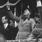 Benito Mussolini při svém projevu k lidu