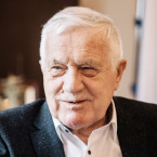 Václav Klaus před vstupem do politiky působil jako bankovní úředník a prognostik, po listopadu 1989 se stal ministrem financí Československa