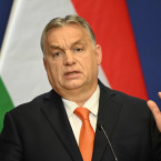 V roce 1989 obdržel Orbán stipendium od Soros Foundation, nadace amerického finančníka George Sorose v anglickém Oxfordu, kde studoval na Pembroke College