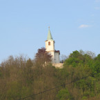 Kostel sv. Matěje se pne nad celým údolím