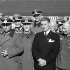 Mladý Wernher von Braun (uprostřed v obleku) v roce 1941 