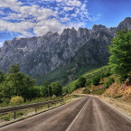 Pohled na hory cestou údolím Valbona, kde studenti zahájili svůj trek