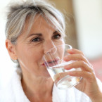 Obyčejné pití vody před spaním vám může způsobit celou řadu vážných zdravotních problémů