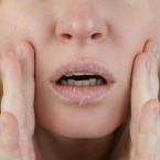 Suchost v ústech je nejen nepříjemná, ale také zdraví nebezpečná