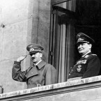 Adolf Hitler s Hermannem Göringem na balkóně kancléřství v Berlíně 16. března 1938. Doma Göring choval tygry