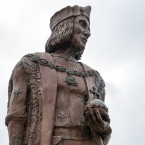 Jindřichovým prvním počinem bylo zpětné prohlášení za krále k datu den před bitvou u Bosworthu. Tím se každý, kdo se této bitvy účastnil na straně Richarda III., vystavil nebezpečí obvinění ze zrady