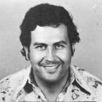 Pablo Escobar na snímku před nástupem do „svého“ vězení