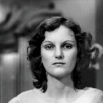 Patty Hearstová se v době svého držení v rukou únosců připojila k jejich skupině a stala se součástí zločinecké bandy