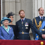 Britská královna po boku znesvářených párů