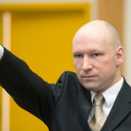 Breivikovi se ve vězení nelíbí. U soudu se ale nechoval zrovna vzorně