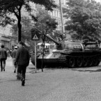 První dny invaze v roce 1968 v Československu: Krátce po příjezdu tanků a obsazení letišť, na kterých přistávala sovětská letadla s další vojenskou technikou, byla obsazena většina důležitých měst v ČSSR