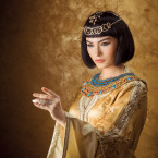 Kleopatra pocházela z dynastie Ptolemaiovců, Arsinoé má stejného otce, matka není tak jistá
