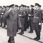 Prezident Ludvík Svoboda a ministr Martin Dzur v roce 1969 – i takové „pocty“ si vojáci čas od času zasloužili
