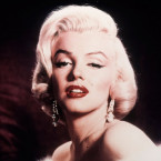 Většinu dětství strávila Marilyn Monroe v pěstounské péči a sirotčinci, v roce 1946 pak podepsala smlouvu s filmovým studiem Twentieth Century Fox a věnovala se modelingu