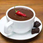 Dokonce i oblíbenou horkou čokoládu si můžete připravit trochu jinak, stačí do ní přidat špetku chilli