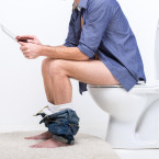 Dlouhé vysedávání na toaletě vede k přílišné námaze a vzniku hemeroidů
