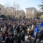 Masové demonstrace v Gruzii proti kontroverznímu zákonu jsou důkazem toho, že v zemi existuje občanská společnost, která ale naráží na stále přítomné autoritářské tendence
