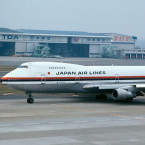 Boeing 747 JA8119, který havaroval, vyfocený rok před nehodou. Právě v tomto stroji zahynulo 520 lidí