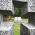 Vypálenou obec Ležáky připomíná pomník složený z několika křížů na místě tragické události