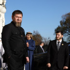 Ramzan Kadyrov se nejdřív chtěl mstít, pak se ale uklidnil a posloužil tatíčkovi Putinovi jako vítač