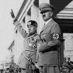 Mussolini s Adolfem Hitlerem v dobách, kdy si mohli myslet, že jim svět patří