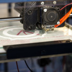 Jedna 3D tiskárna vyrobí 70 až 100 respirátorů denně
