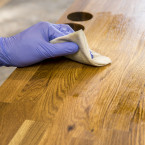 Stačí jen dřevěné povrchy přetřít několika kapkami dětského oleje a zabráníte tak usazování prachu na vašem nábytku