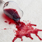 Se skvrnami od červeného vína vám pomůže mimo jiné i peroxid vodíku a jar na nádobí