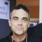 Zpěvák Robbie Williams si jeden čas prošel peklem. Kamarádíčkoval se s drogami