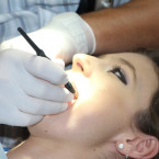 Bruxismus může poškodit zubní sklovinu, případně nás o zub rovnou připravit