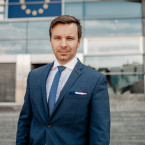 Marcel Kolaja (Piráti) je od voleb roku 2019 poslancem a jedním z místopředsedů Evropského parlamentu