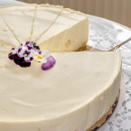 Krása bílého smetanového dortu je v jeho jednoduchosti