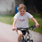 Dívka vyjela na kole ze zahrady a už ji matka nikdy živou nespatřila (ilustrační foto)
