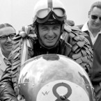 Ernst Degner se vítězně usmívá poté, co dojel na svém japonském Suzuki k triumfu v závodě na okruhu Brands Hatch International