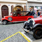 Centrum Prahy je plné pseudohistorických aut 