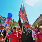 Rusové na pochodu v Karlových Varech