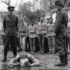 Záběr z filmu „Žert“ přesvědčivě ukazuje poměry v někdejší lidové armádě