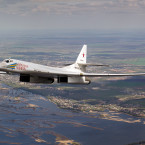 Ruský bombardér Tu-160. Jeho verze M2 bude zřejmě osazena hypersonickými zbraněmi Kinžal, které ničí vybrané ukrajinské cíle