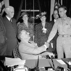 Po „řádění“ na Havaji během japonského útoku byl Welch hrdinou, přijal jej i prezident USA Roosevelt