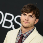 Hollywoodský idol Ashton Kutcher má dvojče, které nemělo v životě tolik štěstí jako on