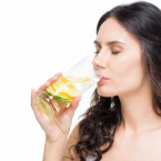 Pravidelné pití vody s citronem mimo jiné podporuje i produkci kolagenu