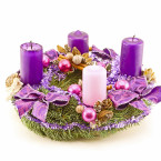 Tři svíčky na adventním věnci by měly mít fialovou barvu a jedna růžovou